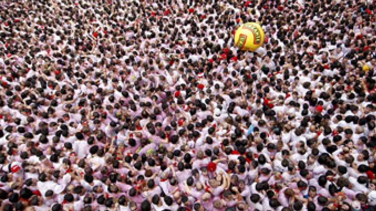 El lanzamiento del 'chupinazo' abre nueve días de fiesta en Pamplona