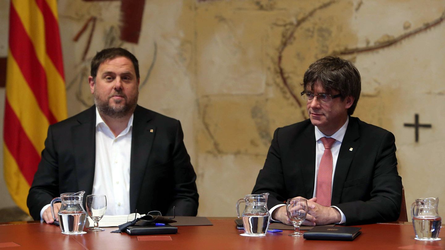 El presidente de la Generalitat, Carles Puigdemont, junto al vicepresidente catalán, Oriol Junqueras. (EFE)