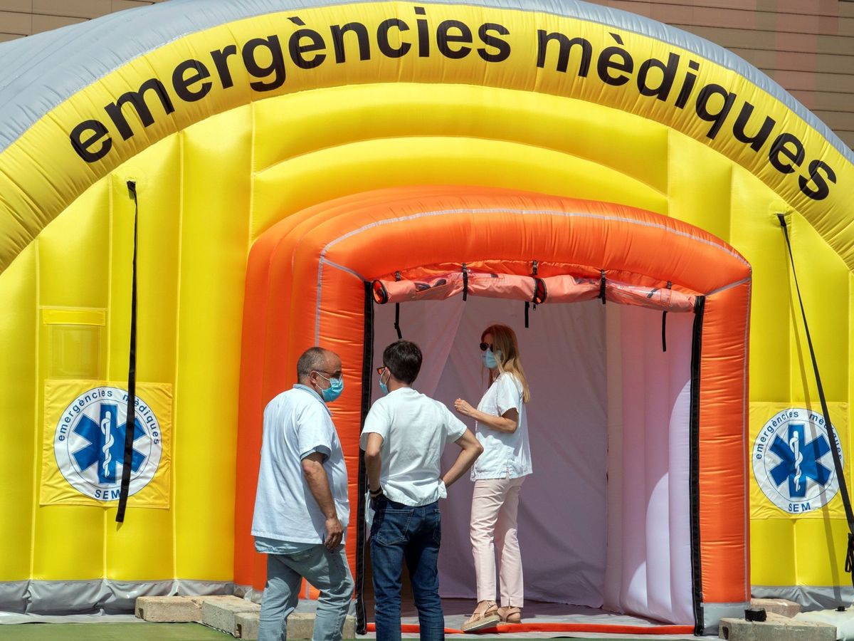 Foto: Vista del hospital de campaña montado en el recinto del hospital Arnau de Vilanova de Lleida (EFE)