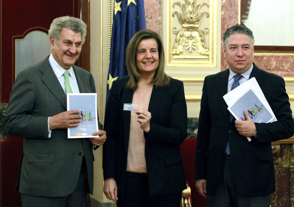 Foto: Fátima Báñez junto a Tomás Burgos (d), hace entrega del informe anual del Fondo de Reserva de la Seguridad Social (Efe)