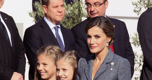 Foto: La Reina Letizia y sus hijas, Leonor y Sofía, en el desfile de la Fiesta Nacional. (EFE)