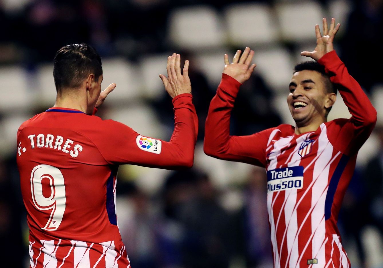 Torres y Correa celebran el gol del canterano. (EFE)