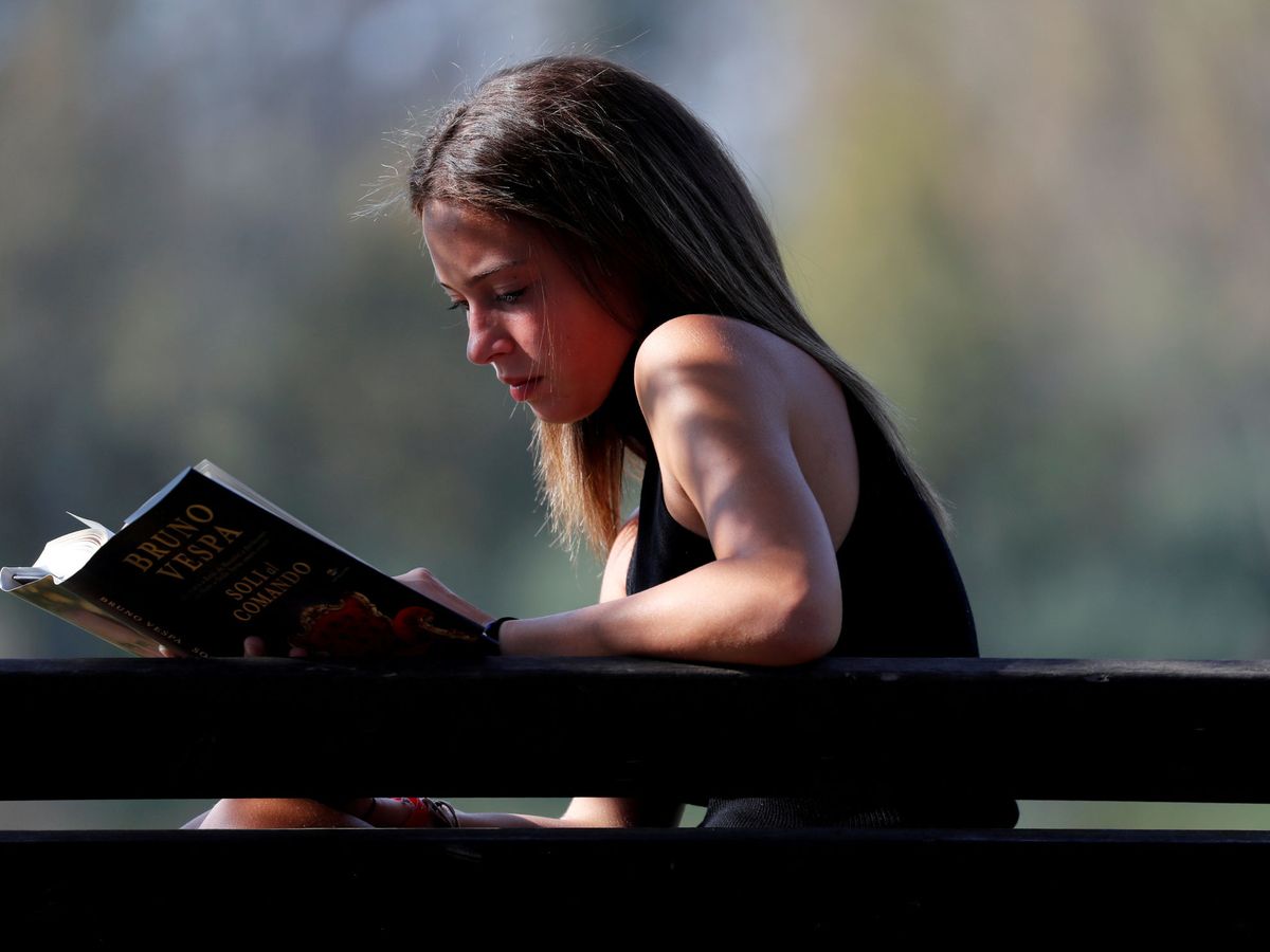 Foto: Imagen de archivo de una joven leyendo. (Reuters/Stefano Rellandini)