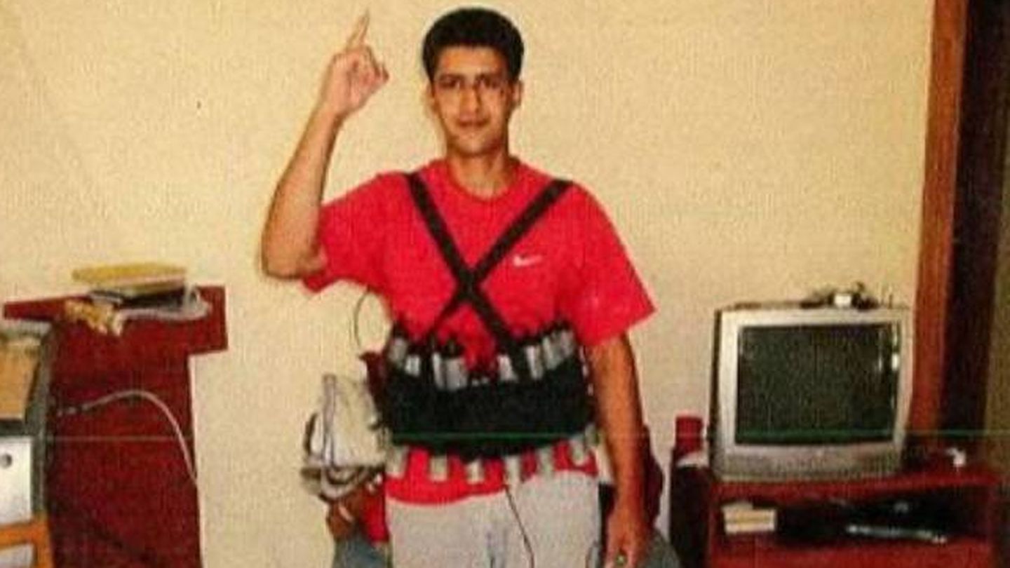 Youssef Aalla posa con un chaleco de explosivos.