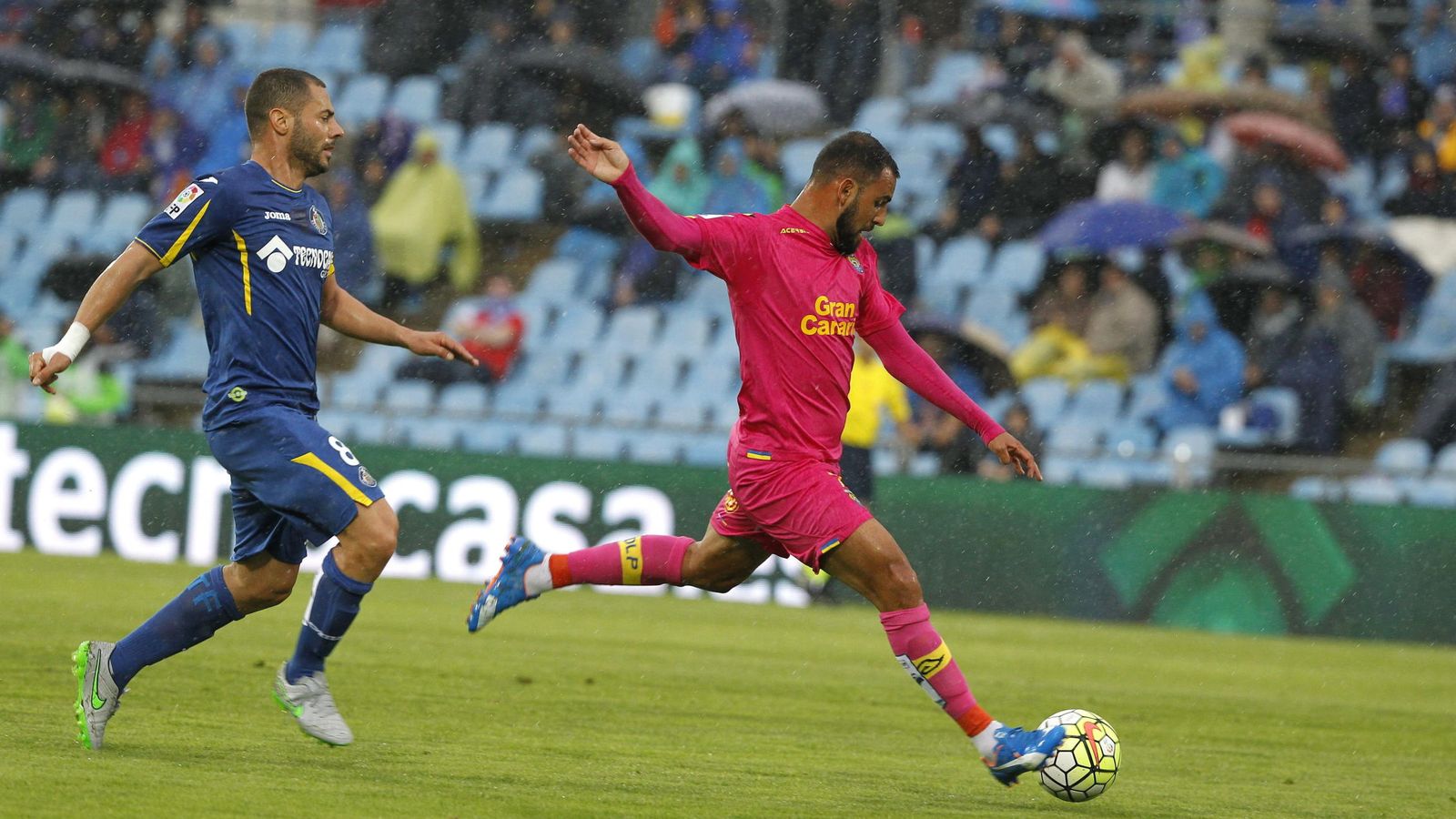 Foto: Nauzet Alemán (d), en un partido con Las Palmas (Efe).