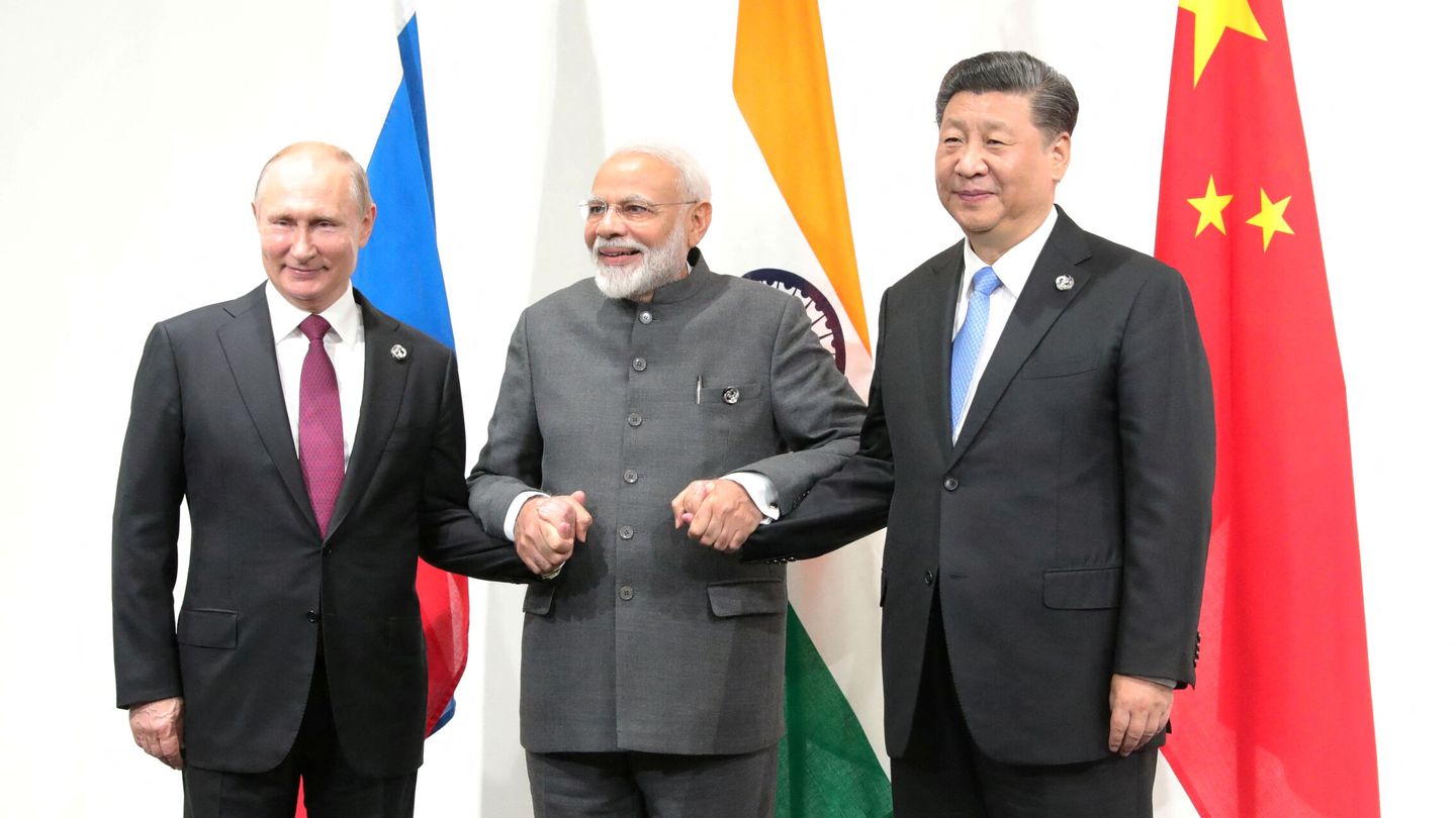 FILE PHOTO: Russia's President Vladimir Putin (L), India's Prime Minister Narendra Modi (C) and China?s President Xi Jinping pose for a picture during a meeting on the sidelines of the G20 summit in Osaka, Japan June 28, 2019. Sputnik Mikhail Klimentyev Kremlin via REUTERS  ATTENTION EDITORS - THIS IMAGE WAS PROVIDED BY A THIRD PARTY. File Photo