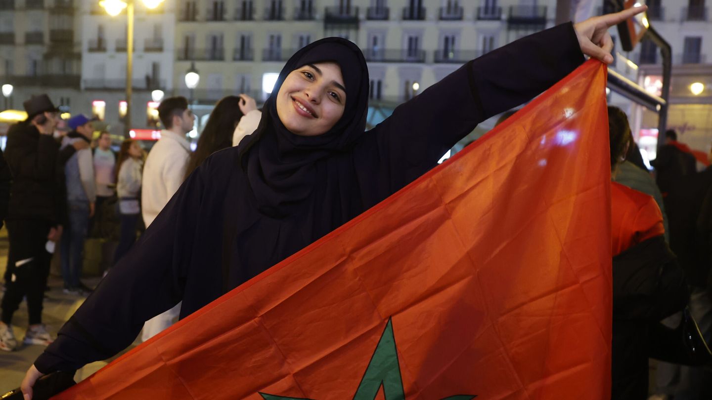 Una aficionada marroquí celebrando en la Puerta del Sol. (EFE/Mariscal)