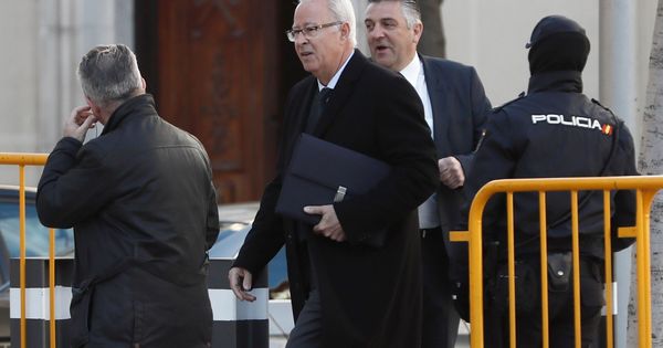 Foto: El jefe de la Policía en Cataluña durante el 1-O, Sebastián Trapote (2i), a su llegada, este jueves, al Tribunal Supremo. (EFE)