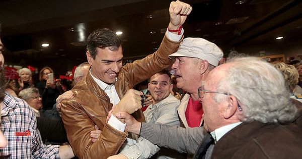 Foto: Pedro Sánchez, saludado por militantes y simpatizantes socialistas este 18 de marzo en Granada. (EFE)