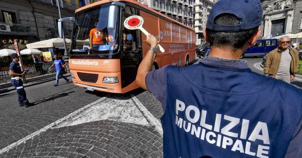 Foto: Autobús con mensaje tránsfobo de CitizenGo, el HazteOír italiano, en Nápoles | EFE