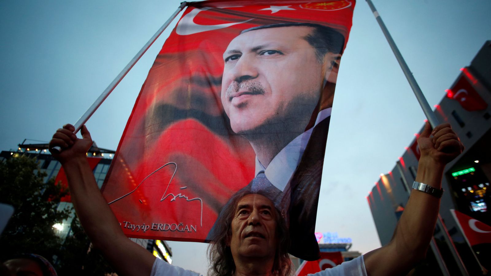 Foto: Un partidario enarbola una banderola del presidente Recep Tayyip Erdogan en Ankara, el 20 de julio de 2016. (Reuters)
