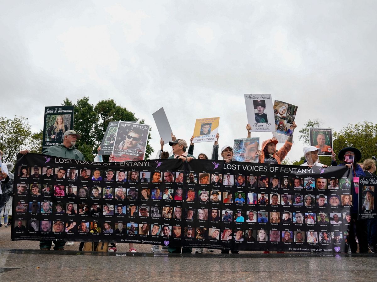 Foto: Manifestación de la organización Lost Voices of Fentanyl frente a la Casa Blanca, en Washington. (Reuters/Elizabeth Frantz)