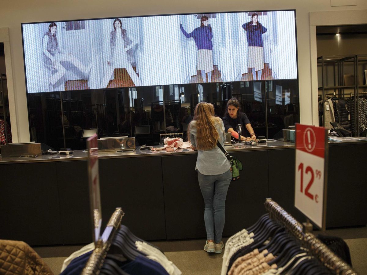 Foto: Y tú, ¿compras o devuelves?. (Reuters/Andrea Comas)