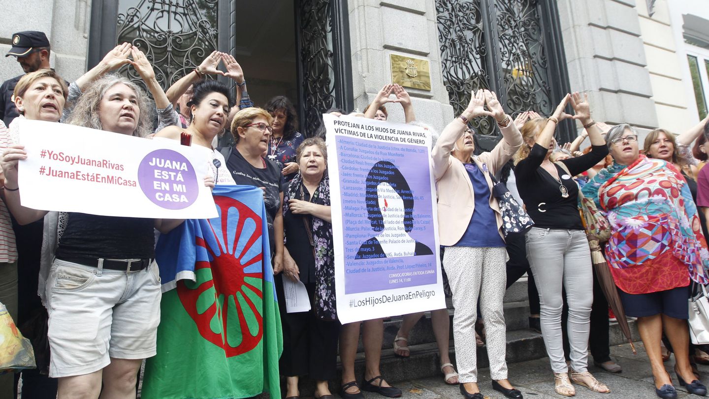 Miembros de varias asociaciones de mujeres en una manifestación en 2017 ante el Consejo General del Poder Judicial en apoyo de Rivas. (EFE)
