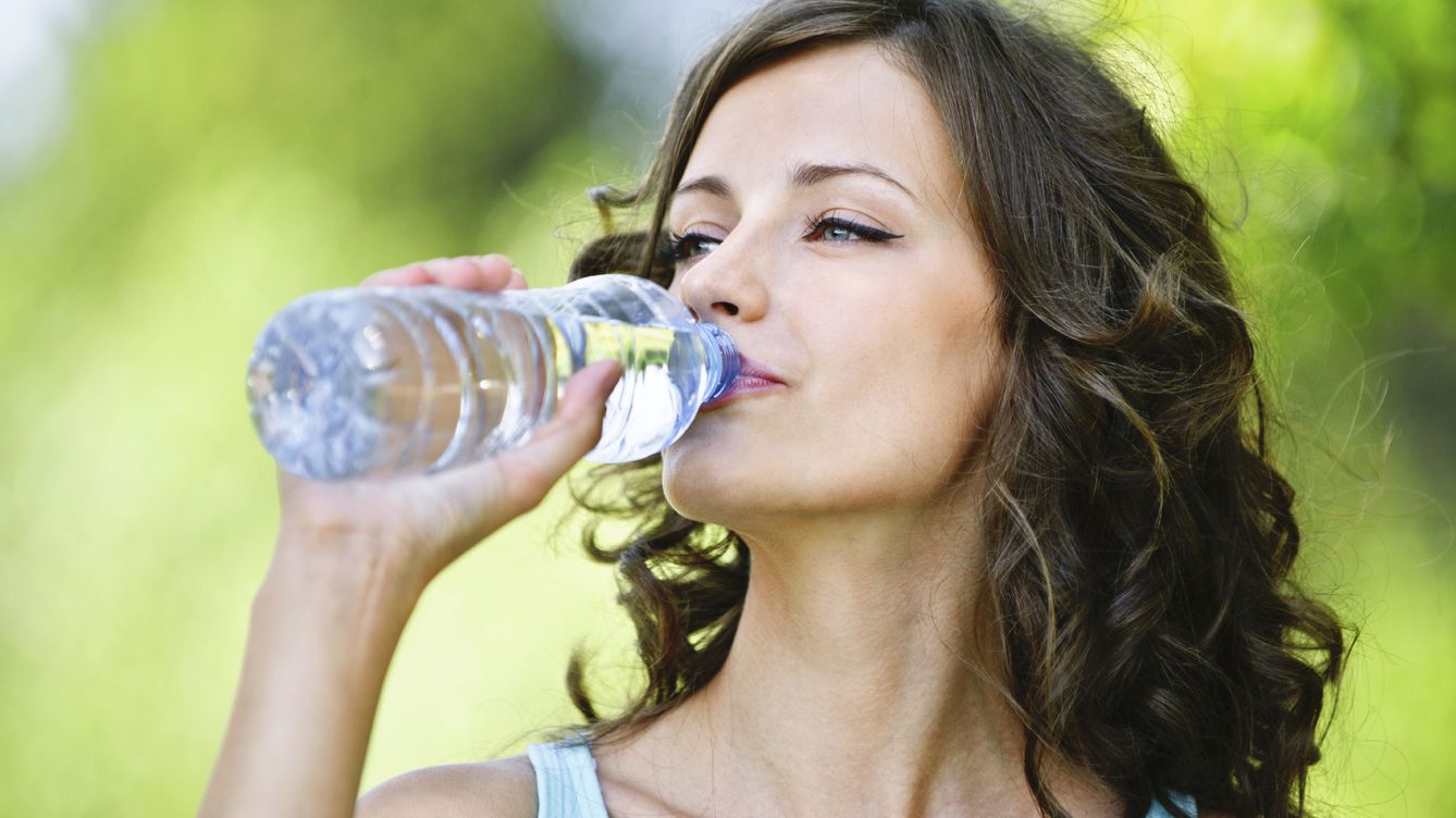 Foto: ¿Te obsesionas con beber dos litros de agua al día? Podrías ser adicto. (iStock)