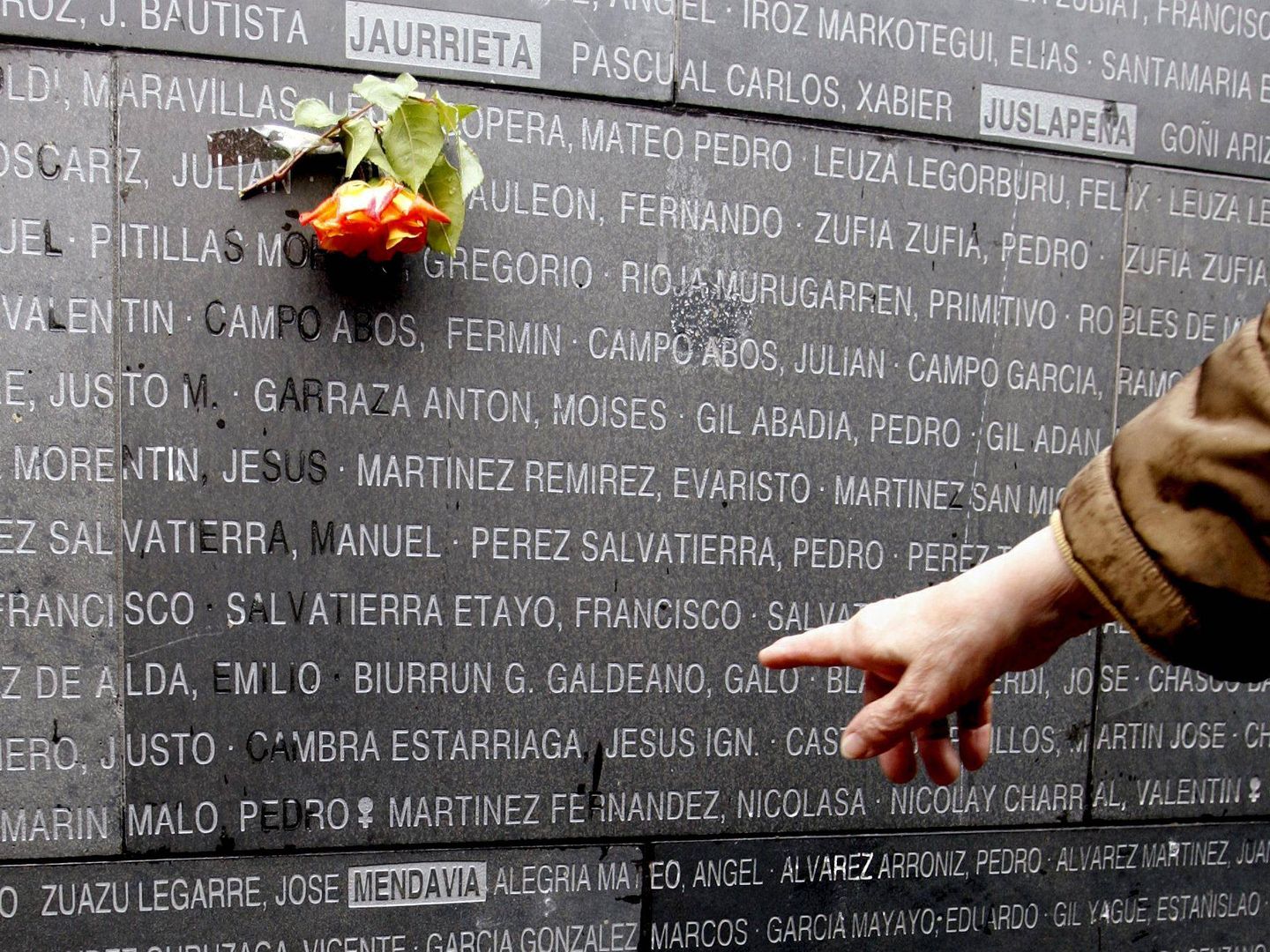 Monumento a los fusilados durante la Guerra Civil en Sartaguda, Navarra. (EFE)