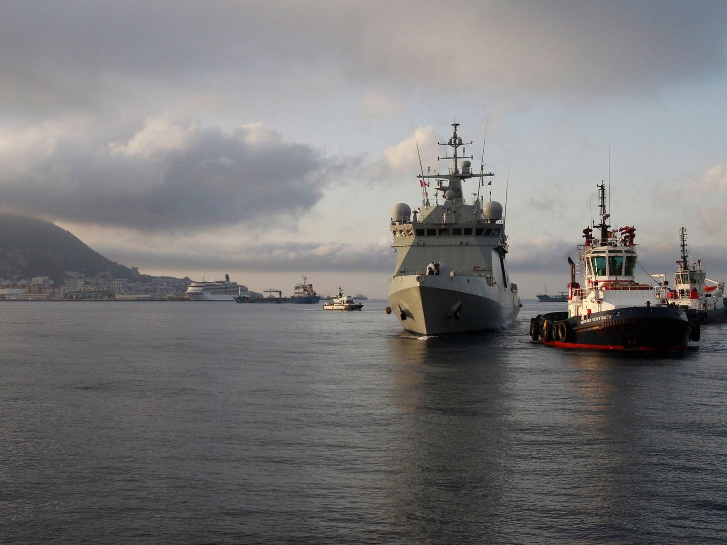 El buque Audaz de la Armada española con quince migrantes a bordo. (EFE)