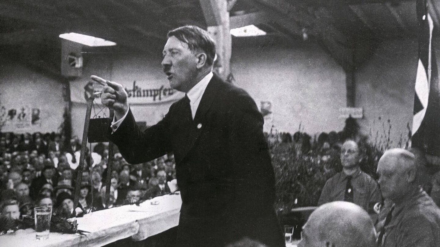 Adolf Hitler en un discurso en 1925.