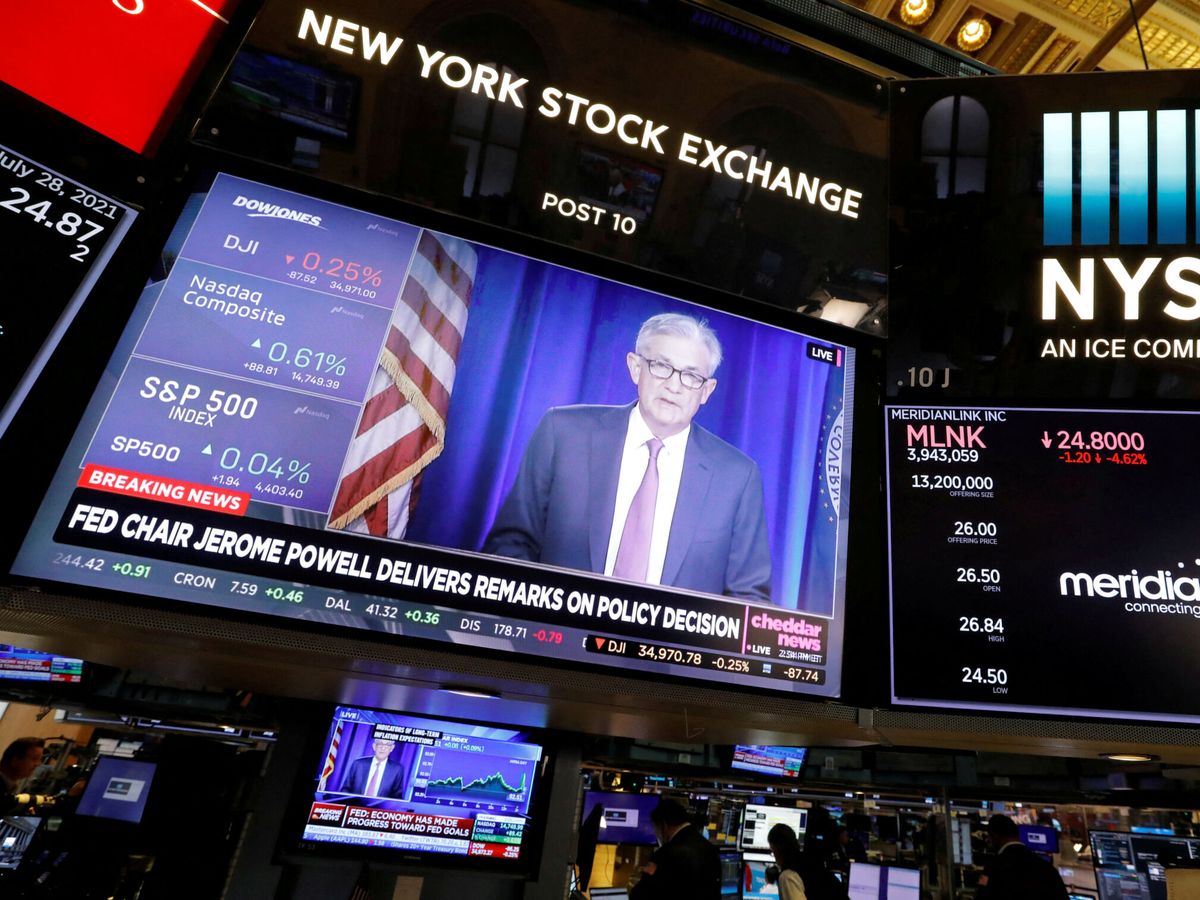 Foto: Una pantalla muestra al presidente de la Reserva Federal, Jerome Powell, en el parqué de la Bolsa de Nueva York. (Reuters/Andrew Kelly)