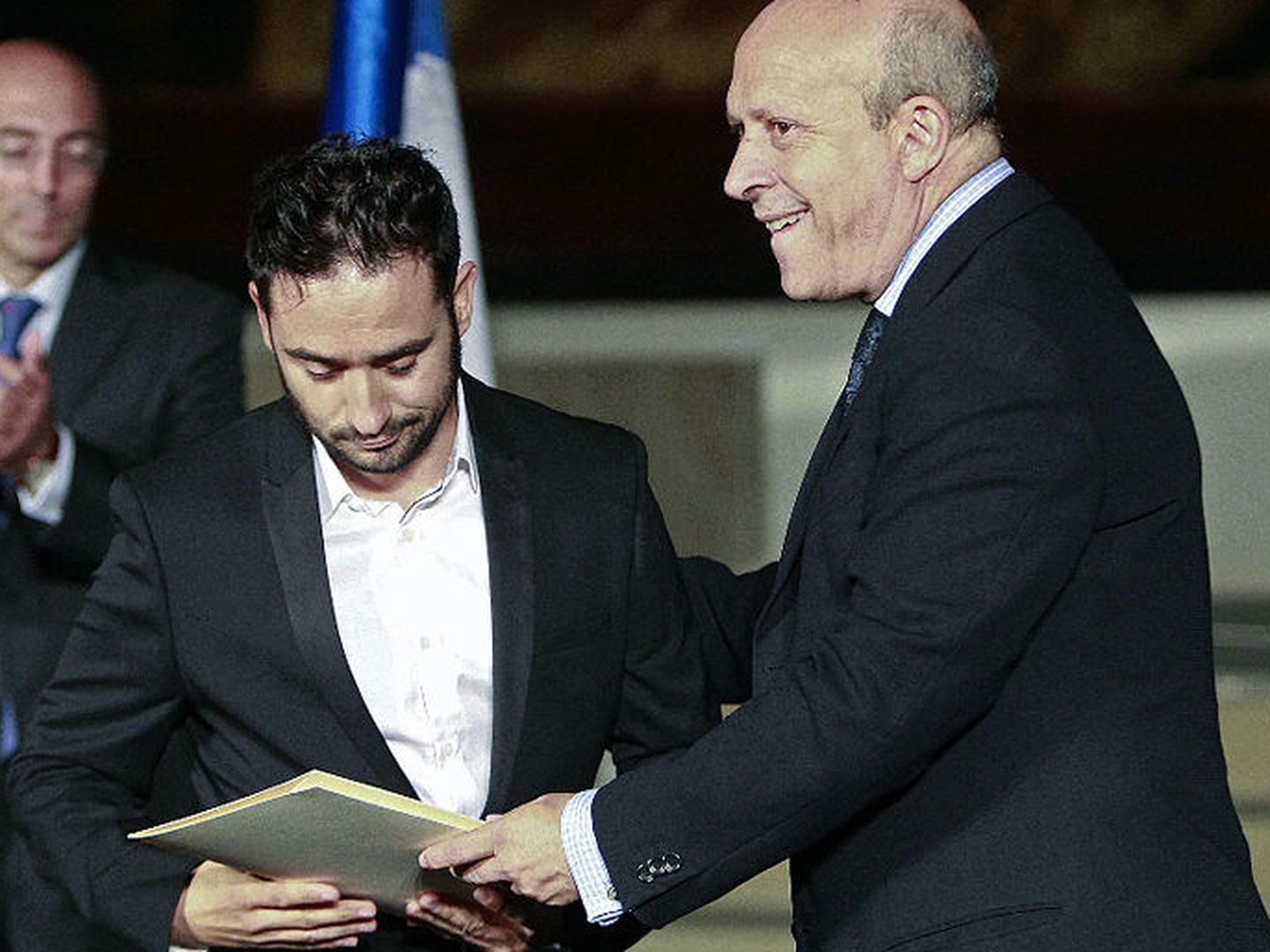 Juan Antonio Bayona y José Ignacio Wert, en la entrega del Premio Nacional. (Efe)