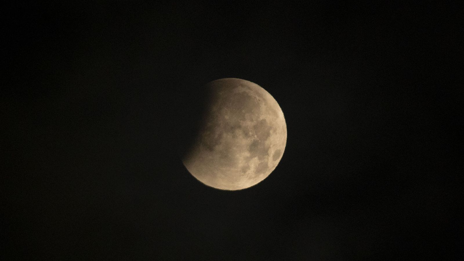 Así se ha vivido el eclipse lunar parcial en España esta madrugada: las espetaculares imágenes