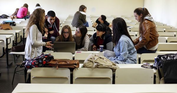 Foto: Un grupo de estudiantes charla en un aula de la Universidad Complutense. (Reuters)