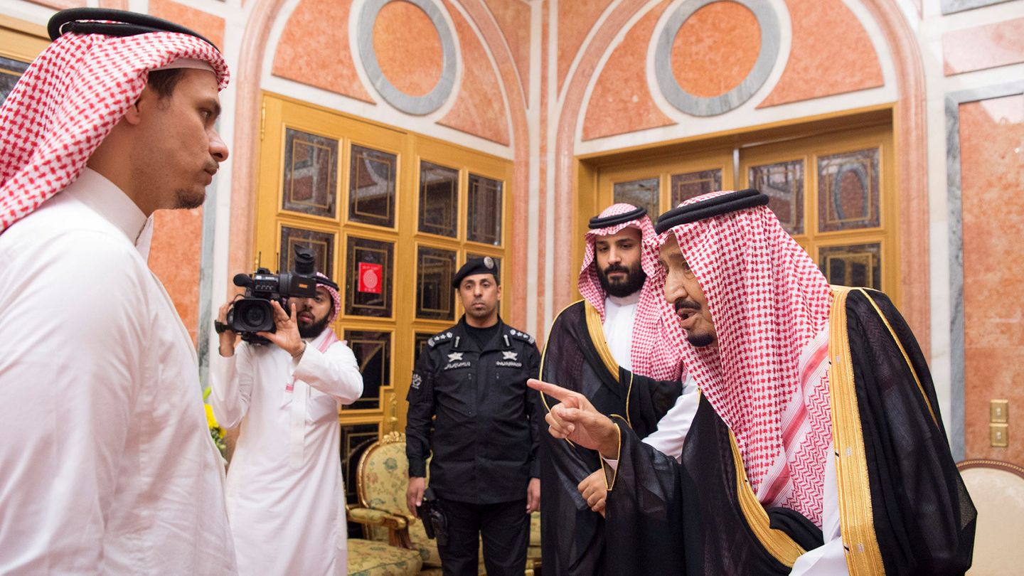El rey Salmán y el príncipe Mohamed bin Salmán reciben al hijo de Khashoggi en Riad. (Reuters)