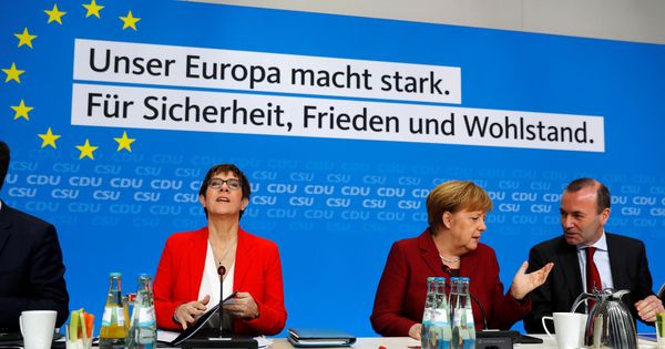 Foto: Campaña para las elecciones europeas con Annegret Kramp-Karrenbauer, Angela Merkel y Manfred Weber. (Reuters)