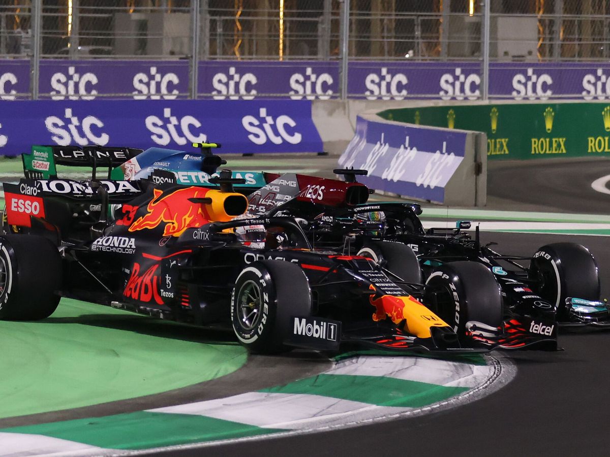 Foto: Verstappen y Hamilton, un duelo salvaje. (Reuters/Isakovic)