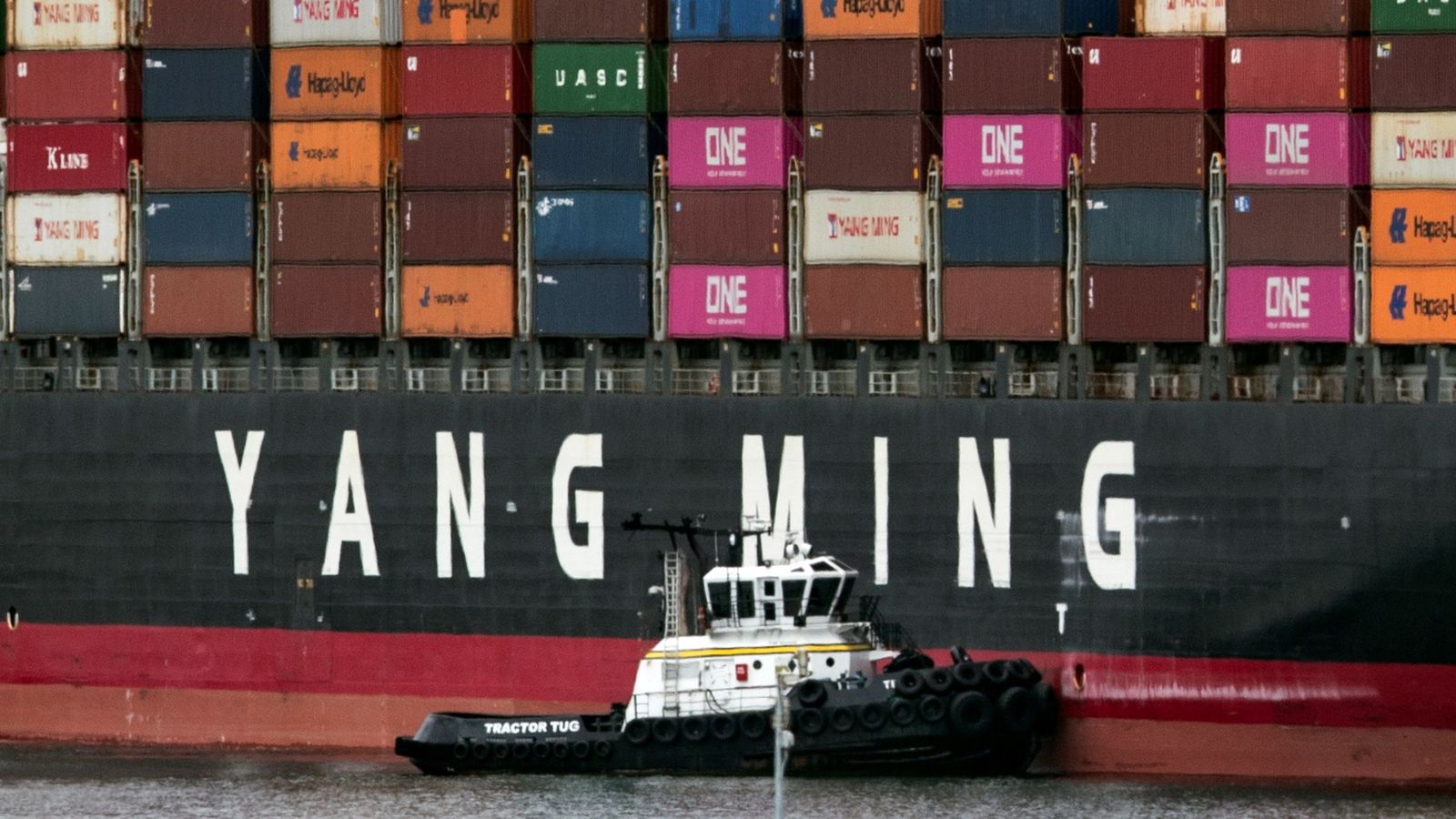 Foto:  Un buque de carga de la compañía de transporte taiwanesa Yang Ming llega este lunes al puerto de Los Ángeles, California. (EFE)