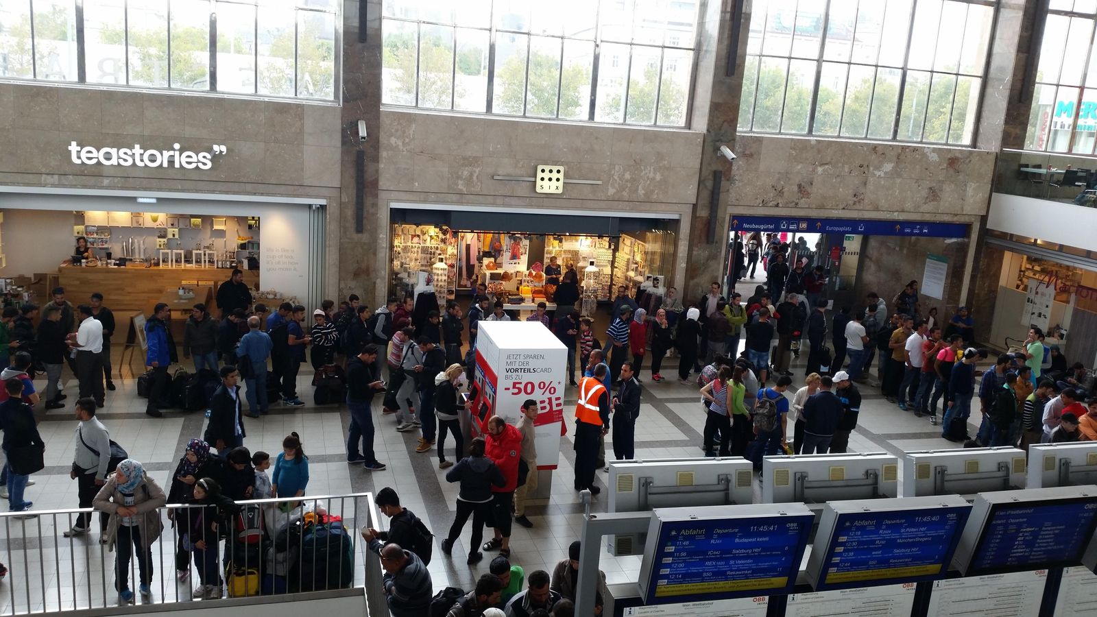 Foto: Varios grupos de refugiados esperan en la estación Westbahnhof de Viena. (P. C.)