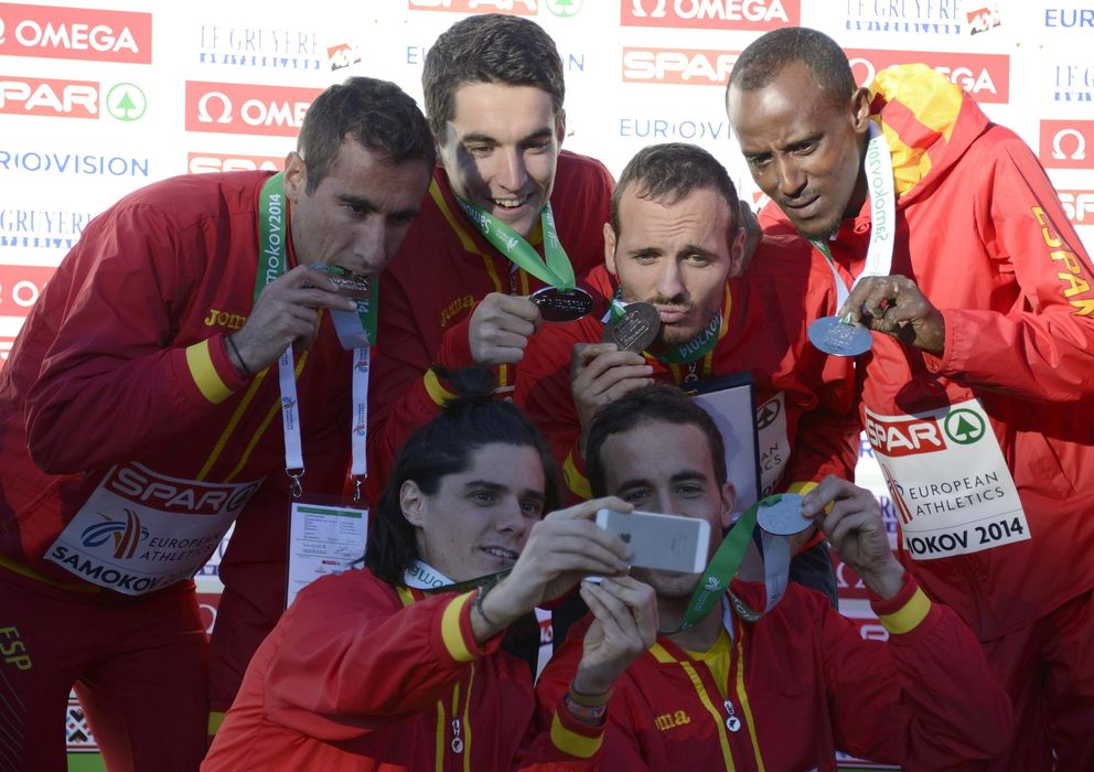 Foto: El equipo masculino español, tras colgarse la plata en el Europeo de Cross (Efe).