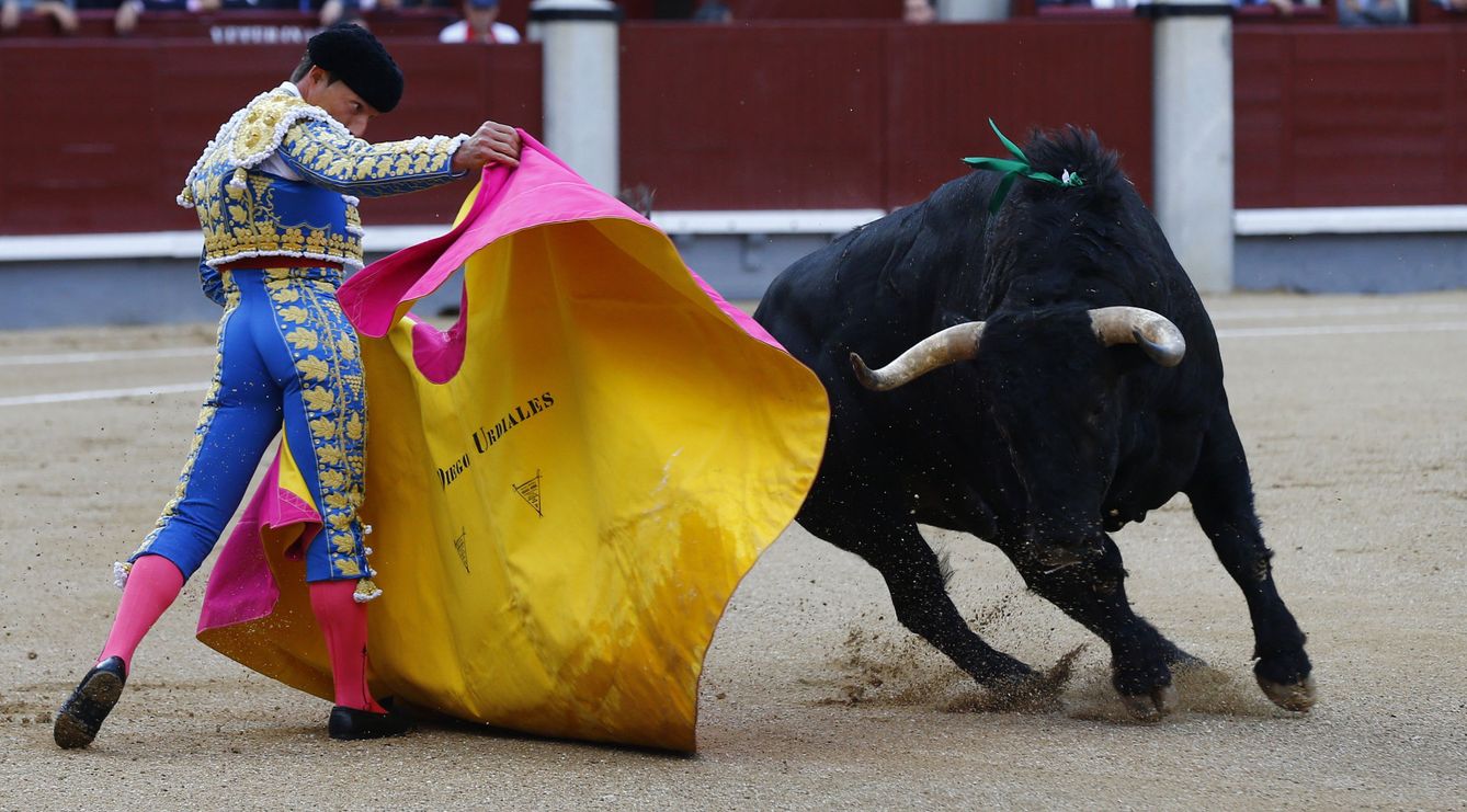 El diestro riojano Diego Urdiales da un pase con el capote a su primer toro. (EFE)