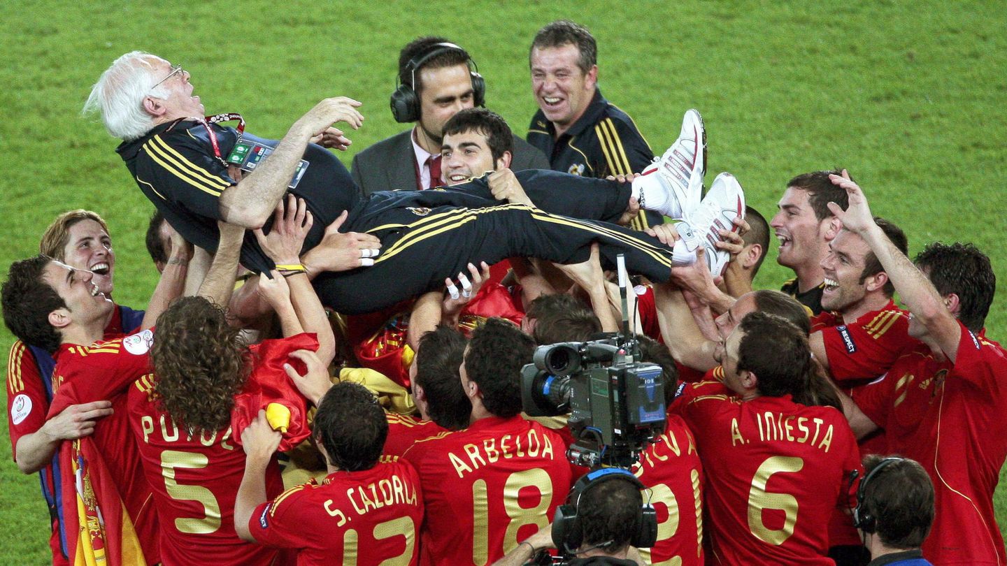 Los jugadores de la selección española mantean a Luis Aragonés tras ganar la final de la Euro 2008 (EFE/EPA/HELMUT FOHRINGER).