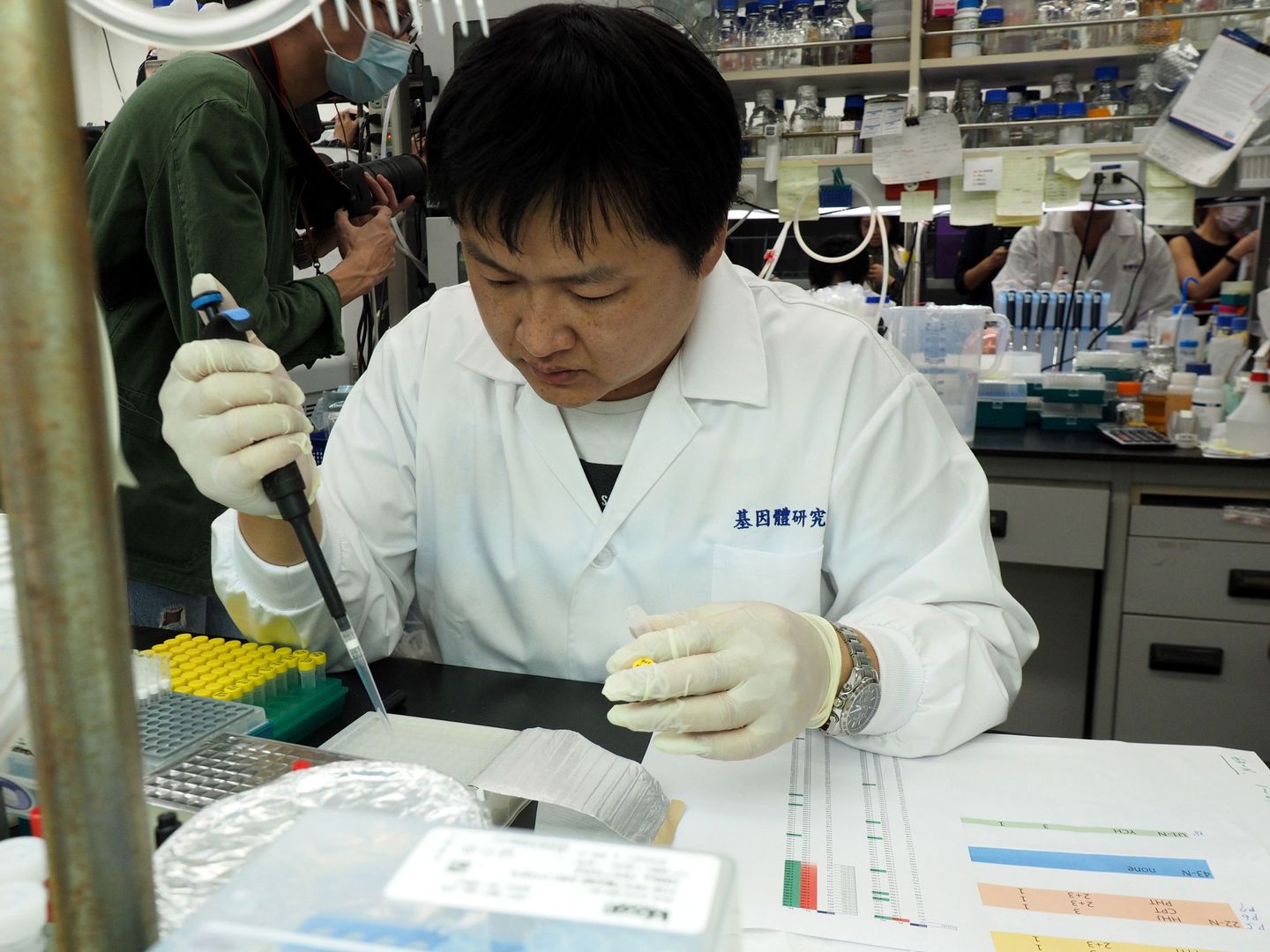 Un investigador del Genome Research Center trabaja en la búsqueda de un anticuerpo. (EFE)