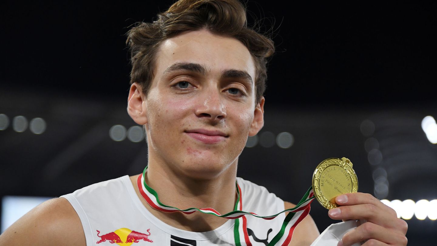 Duplantis posando con la medalla de oro en Roma. (Reuters)