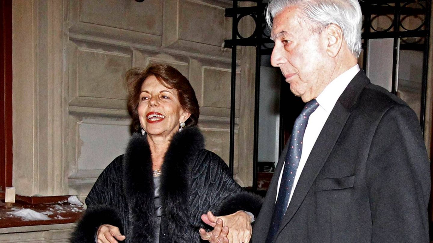 Mario Vargas Llosa y Patricia, en Estocolmo en 2010. (EFE)