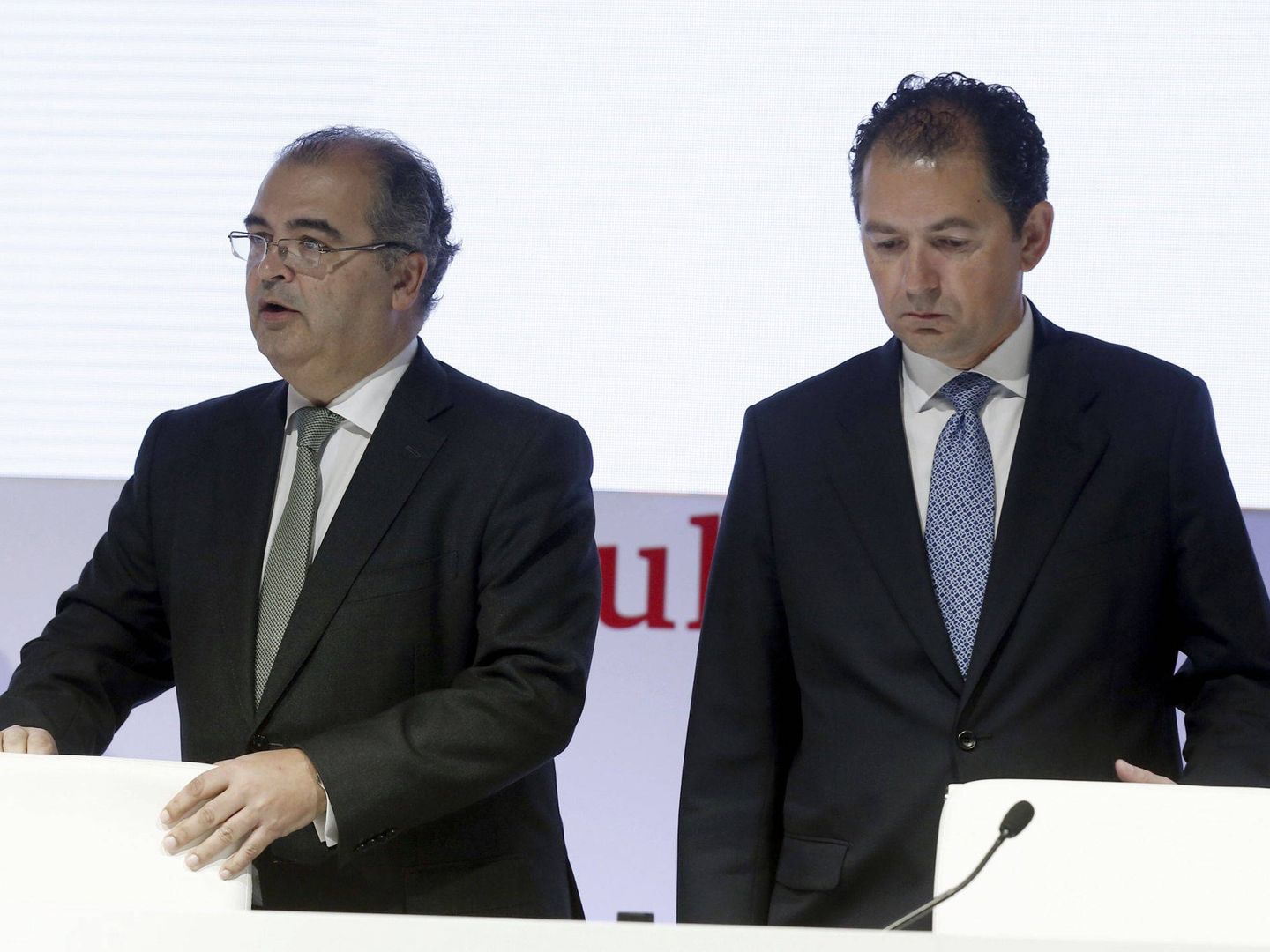 El expresidente del Banco Popular Ángel Ron (i) y el ex consejero delegado Francisco Gómez, en 2016. (EFE/Paco Campos)