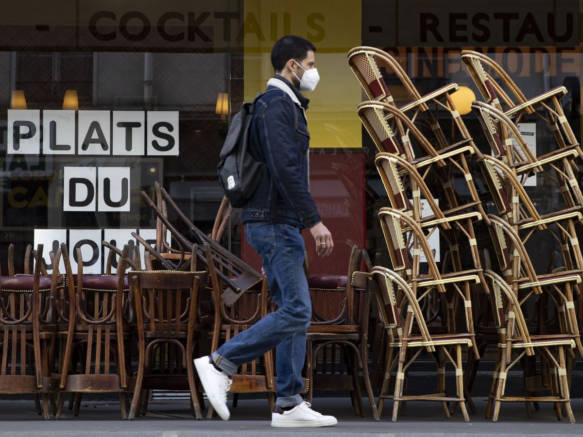 Foto: Un restaurante cerrado en París, Francia. (EFE)