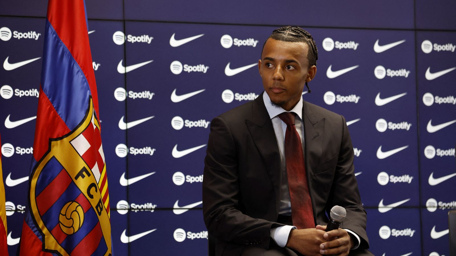 Koundé, en su presentación como flamante fichaje del Barcelona. (Reuters/Albert Gea)