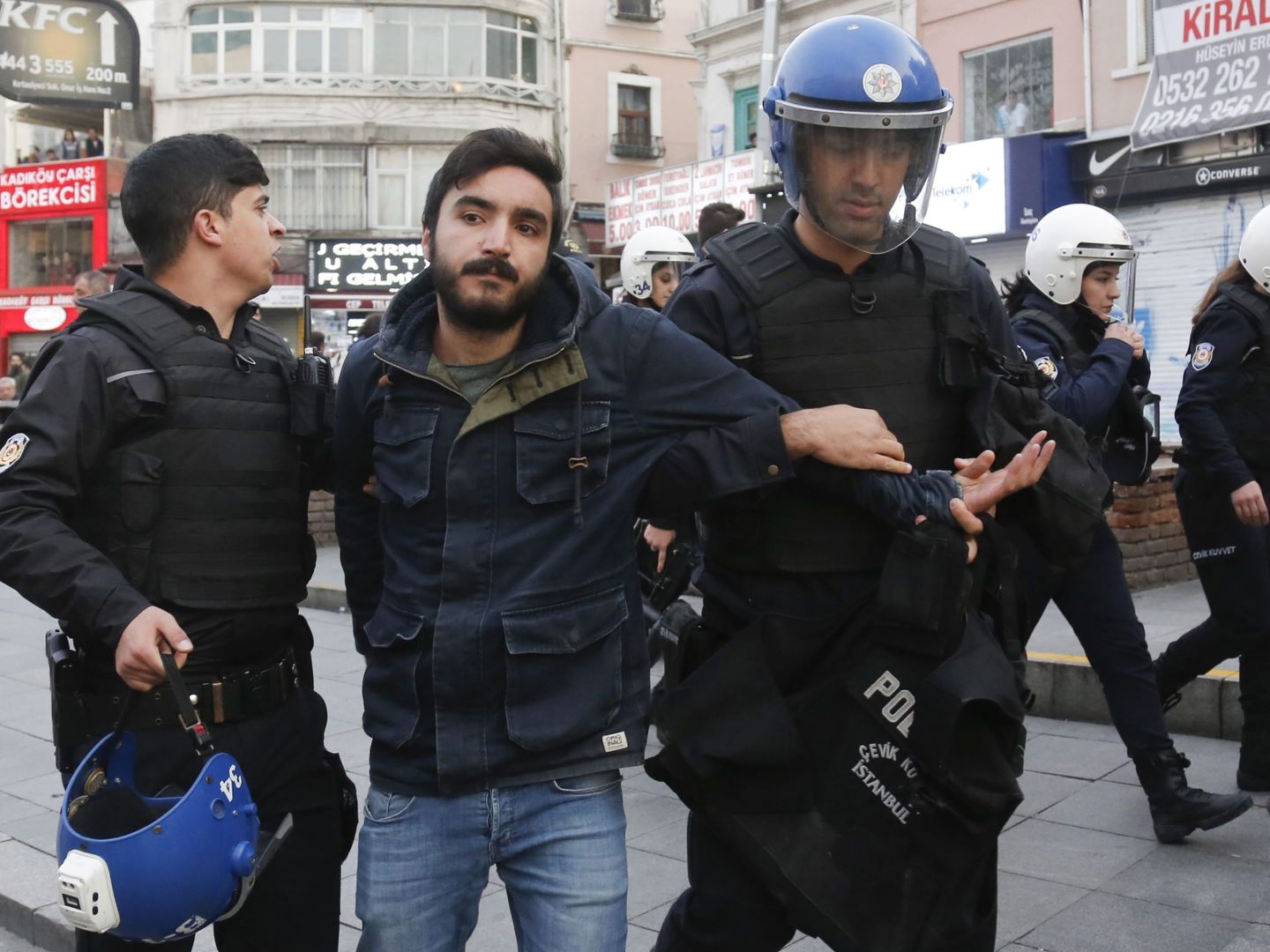 Policías turcos detienen a un profesor kurdo durante una protesta en Estambul, el 6 de noviembre de 2016 (EFE)