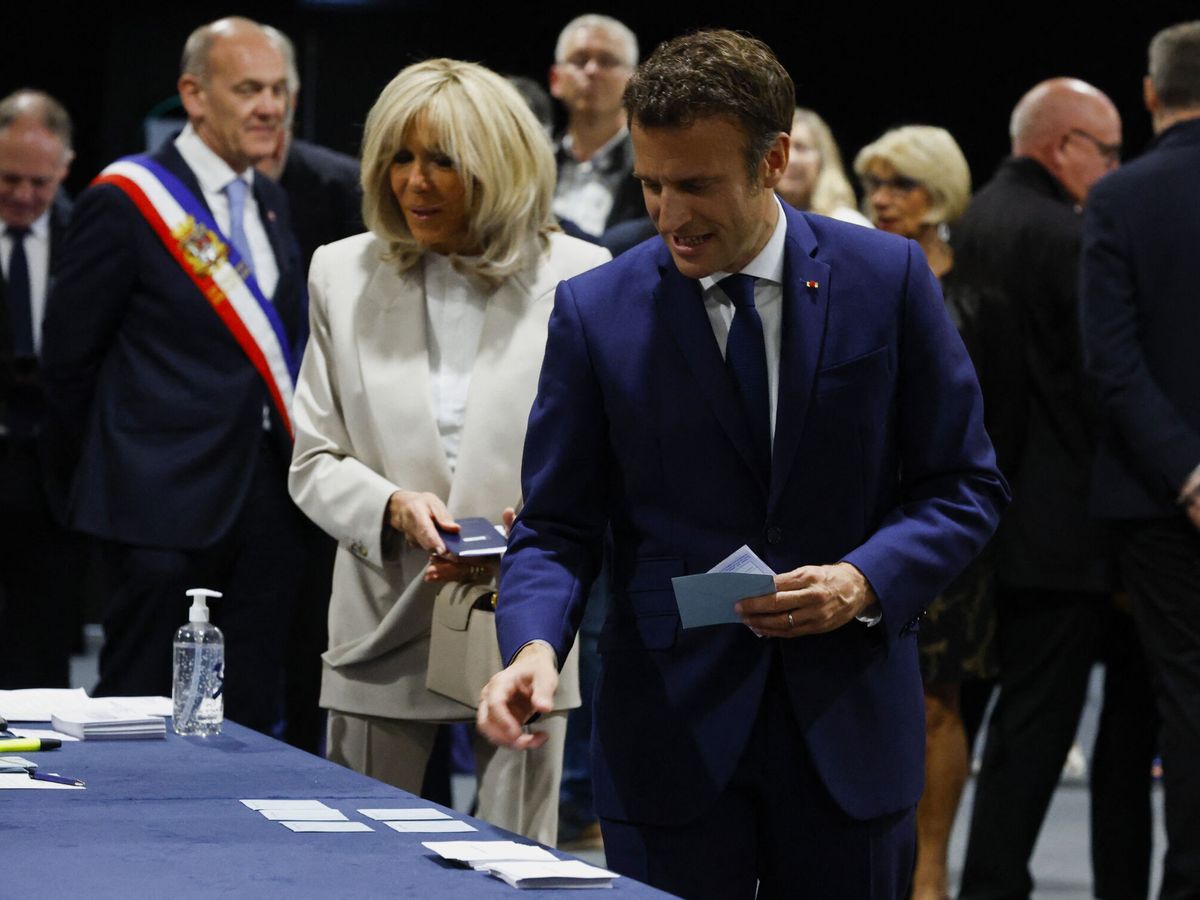 Foto: Emmanuel Macron vota en la segunda vuelta de las elecciones francesas. (Reuters/Gonzalo Fuentes)