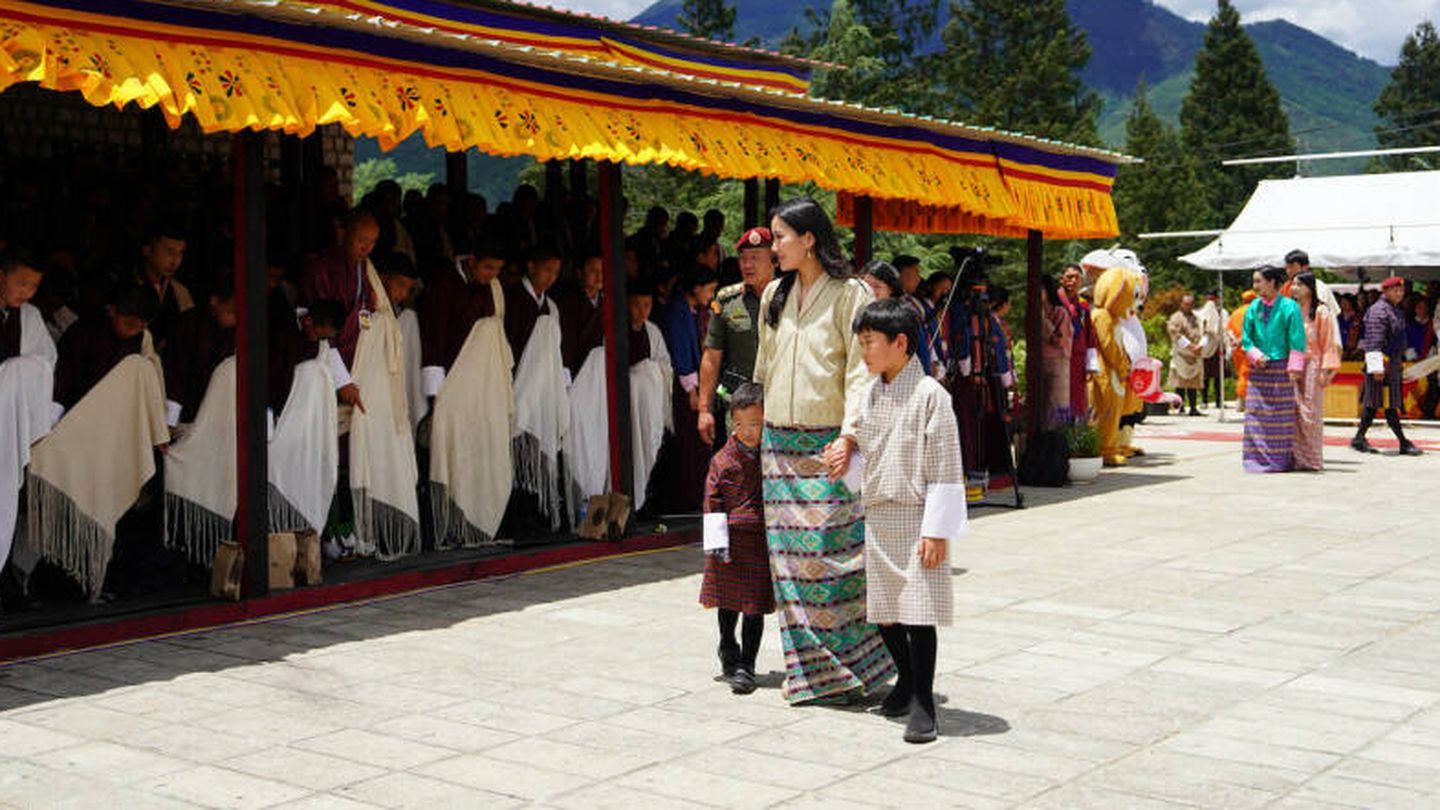 Los principitos, junto a la reina. (Casa Real de Bután)  