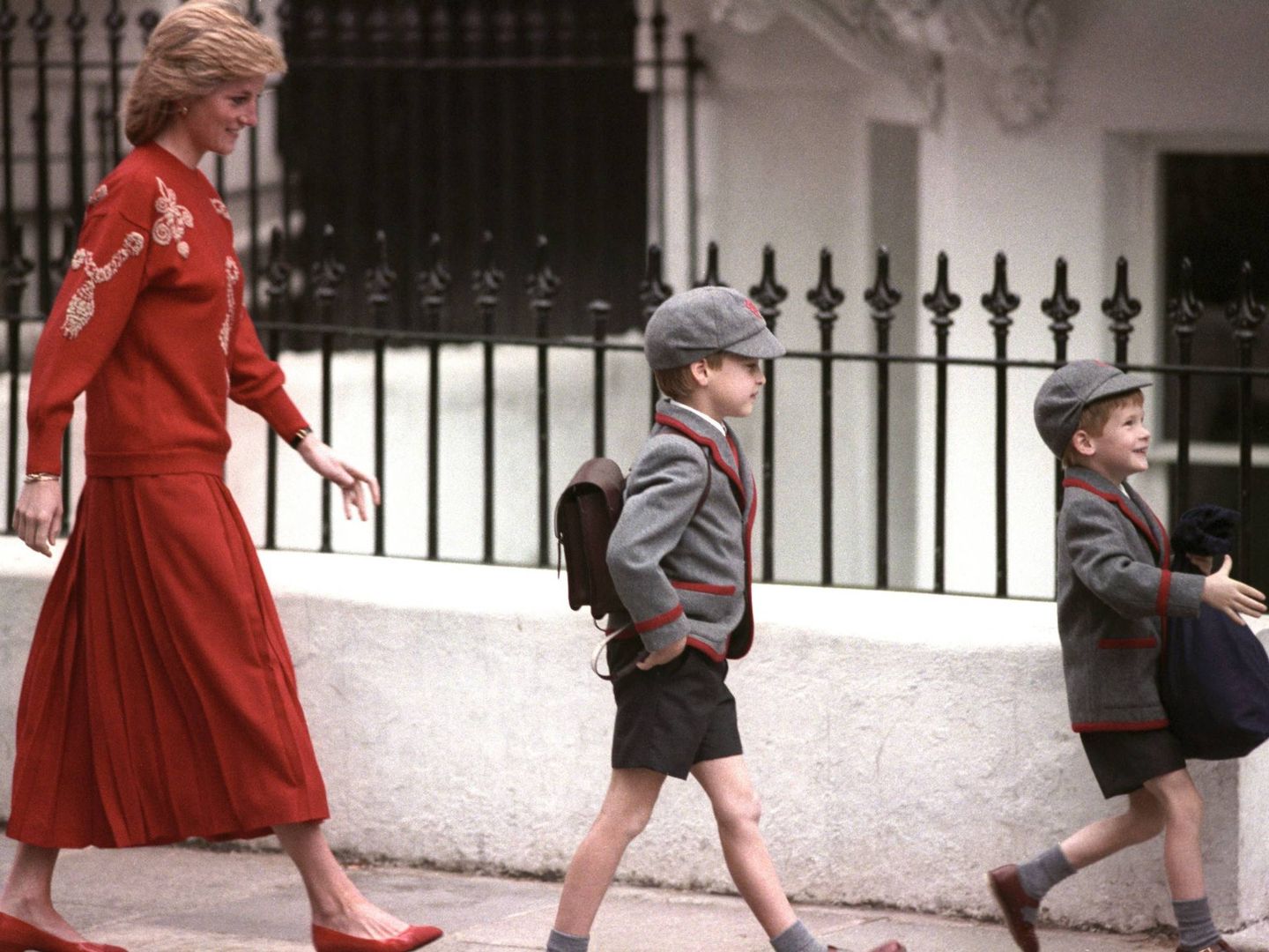 La princesa Diana, con sus hijos Guillermo y Harry en 1989. (Cordon Press)