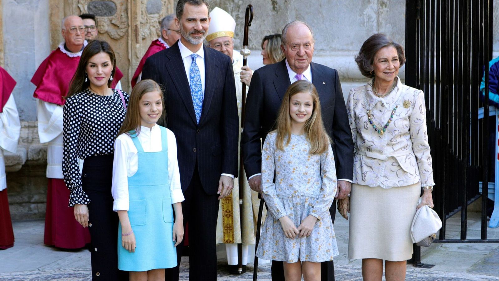 Los reyes Felipe y Letizia, sus hijas, la princesa Leonor y la infanta Sofía, y los reyes don Juan Carlos y doña Sofía, en Mallorca en 2018. (EFE/Lliteres)