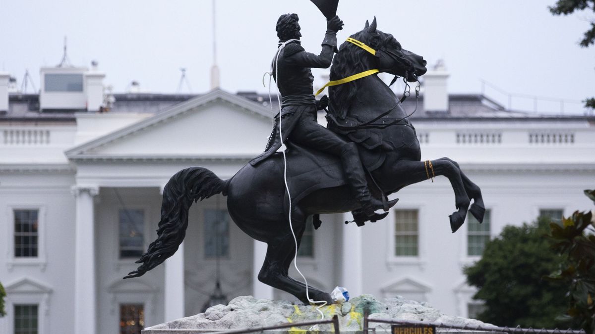 Cargas ante la Casa Blanca para que no derriben la estatua del expresidente Jackson