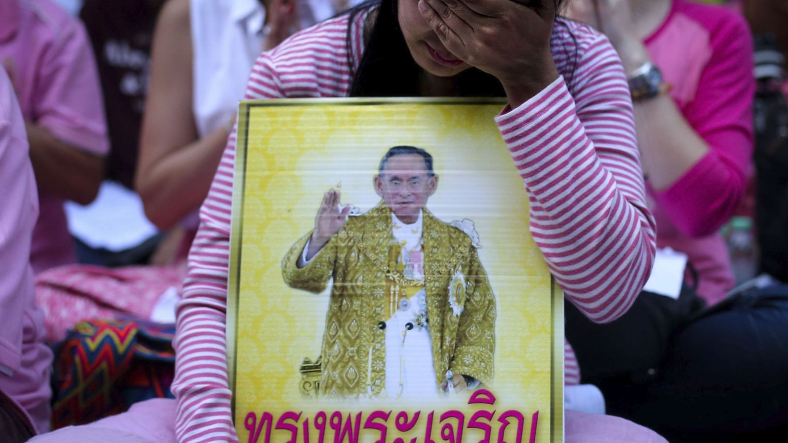 Foto: Una mujer tailandesa llora por la muerte del rey Bhumibol Adulyadej. (EFE)