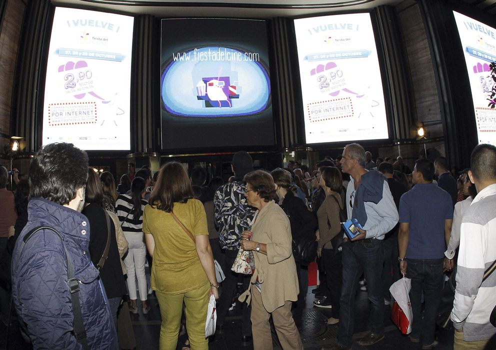 Foto:  Gran número de personas hacen cola en el cine Capitol de Madrid con motivo de la nueva edición de la Fiesta del Cine (EFE)
