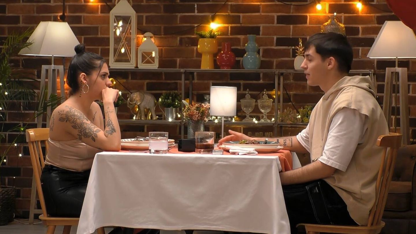 Sheila y Luis se conocen en el restaurante de 'First Dates'. (Mediaset)