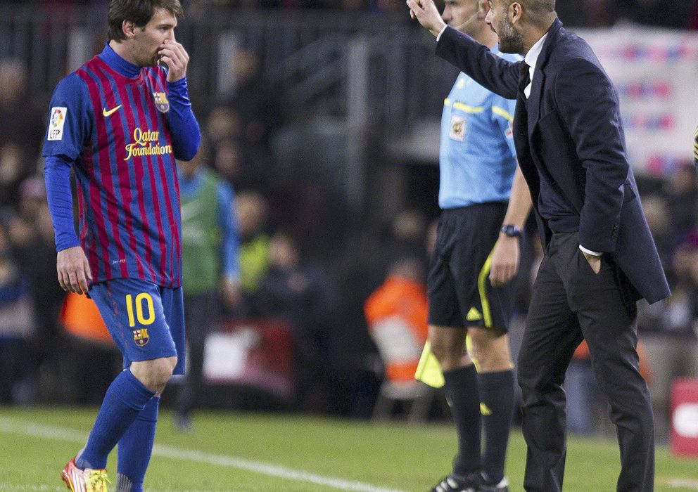 Foto: Guardiola da instrucciones a Messi (EFE)